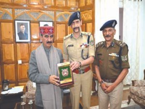 आईटीबीपी स्थानीय लोगों से ताज़े फल और सब्ज़ियां&hellip;