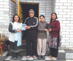 घर-घर जाकर बांटा ये औषधीय पौधा …