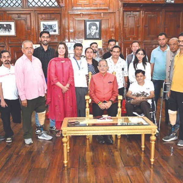 राज्यपाल ने दिव्यांगजनों को कृत्रिम अंग वितरित किए