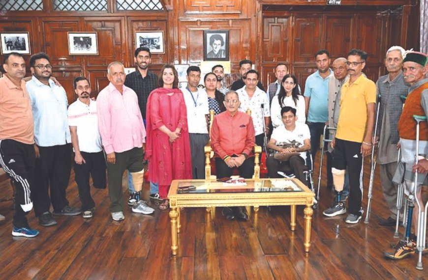 राज्यपाल ने दिव्यांगजनों को कृत्रिम अंग वितरित किए
