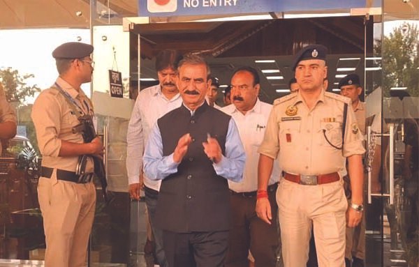 मुख्यमंत्री का धर्मशाला पहुंचने पर गर्मजोशी से स्वागत