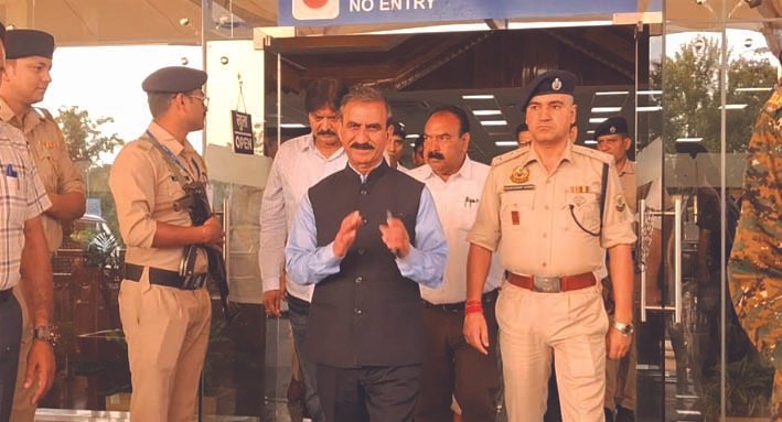मुख्यमंत्री का धर्मशाला पहुंचने पर गर्मजोशी से स्वागत
